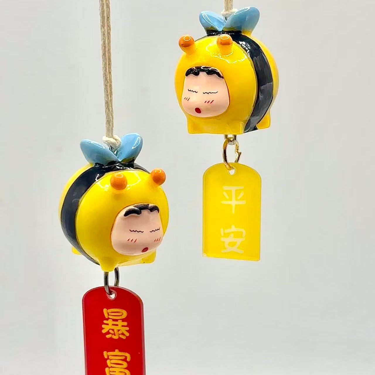 Home Decor Interior - ตุ๊กตาคราโยน ชินจัง คอสเพลย์รูปผึ้ง ของตกแต่งรถยนต์ แขวนกระจกมองหลัง ของประดับภายในรถยนต์