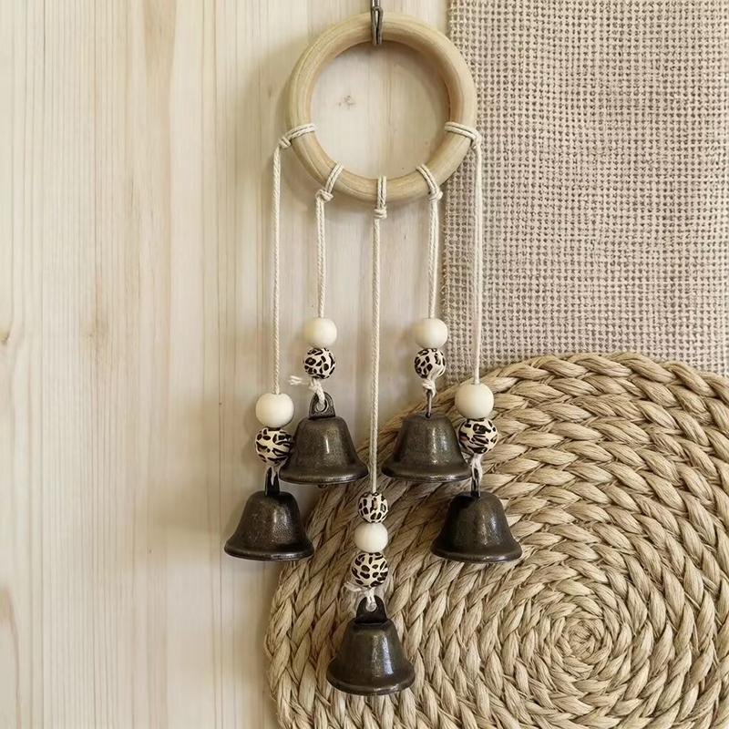 Boho Wind Chimes - กระดิ่งลมโบฮีเมียนพร้อมห่วงไม้ธรรมชาติและกระดิ่งโลหะวินเทจ เหมาะสำหรับระเบียงบ้าน ตกแต่งผนังบ้านสไตล์โบโฮ